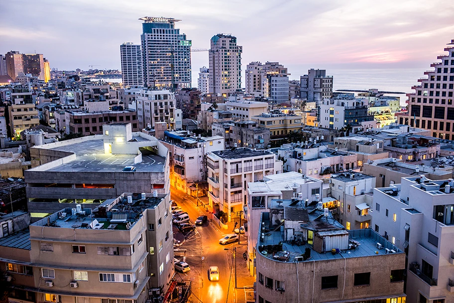 Tel Aviv in der Dämmerung.