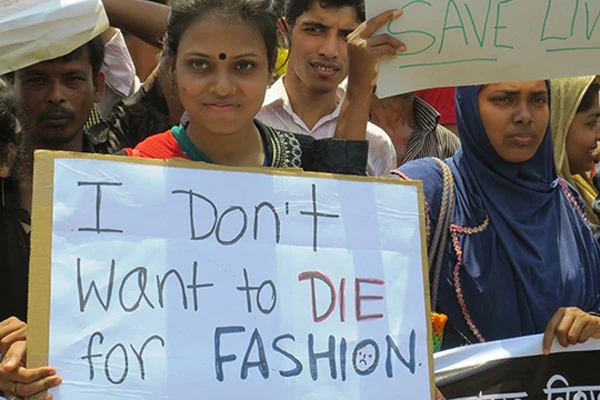 Tausende von Textilarberinnen protestieren am 9. Januar 2015 in ganz Bangladesch für bessere Arbeitsbedingungen.