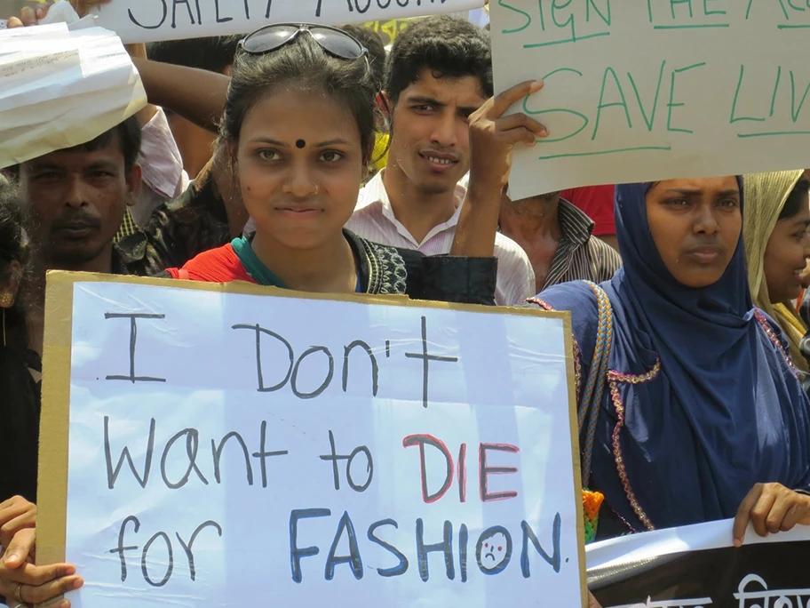 Tausende von Textilarberinnen protestieren am 9. Januar 2015 in ganz Bangladesch für bessere Arbeitsbedingungen.