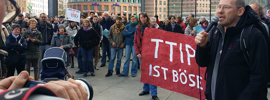Grossdemo gegen das Freihandelsabkommen TTIP in Berlin - Demokratie statt Konzernmacht.