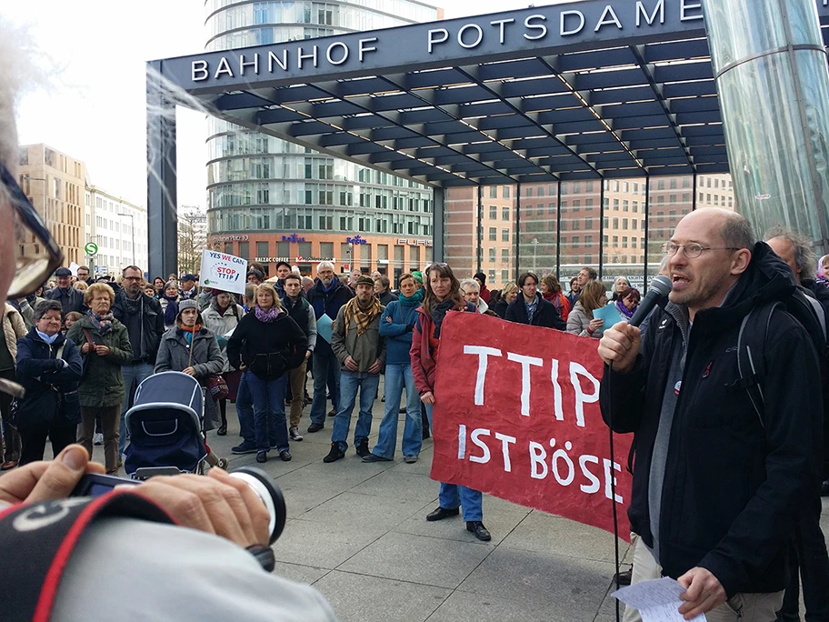 Grossdemo gegen das Freihandelsabkommen TTIP in Berlin - Demokratie statt Konzernmacht.