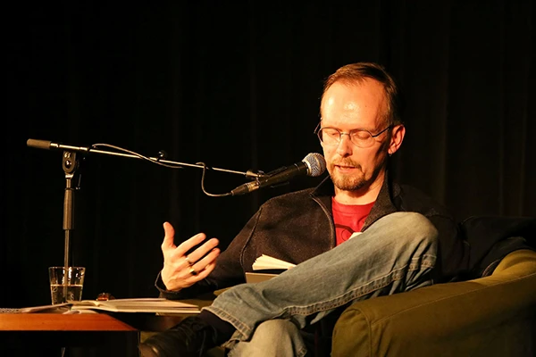 Dietmar Dath bei einer Lesung an einer Soiree in Berlin mit Kunst, Politik, Performance und Poetik.