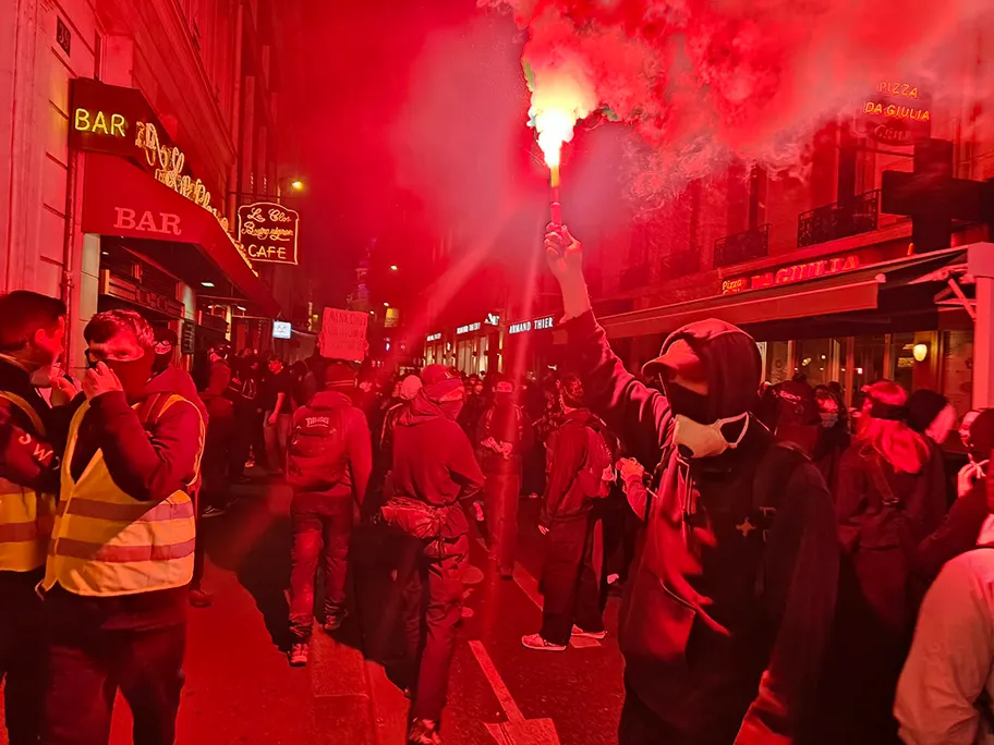 Maskierte Demonstranten in Paris bei landesweiten Protesten gegen die Lebenshaltungskosten, 17. Oktober 2026.