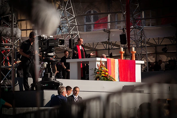 Der Eröffnungsgottesdienst am Evangelischen Kirchentag in Stuttgart auf dem Schlossplatz am 3. Juni 2015.