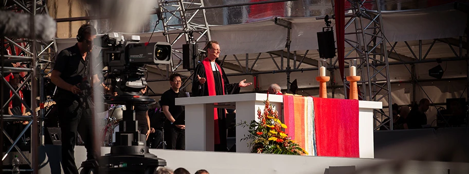 Der Eröffnungsgottesdienst am Evangelischen Kirchentag in Stuttgart auf dem Schlossplatz am 3. Juni 2015.