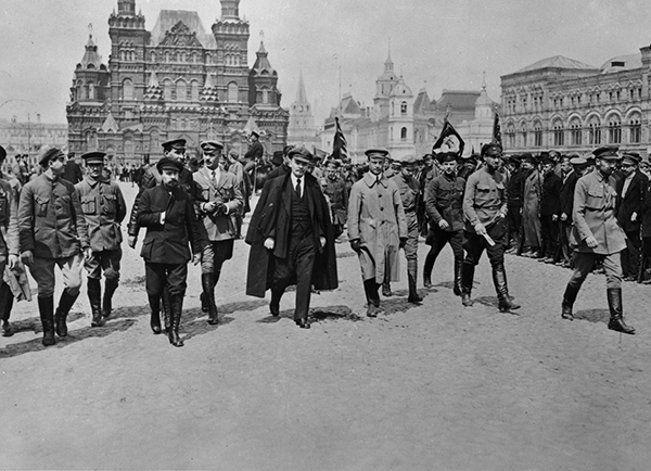Lenin inspiziert auf dem Roten Platz in Moskau zusammen mit Kommandeuren allgemeine Truppen der Roten Armee (25. Mai 1919).