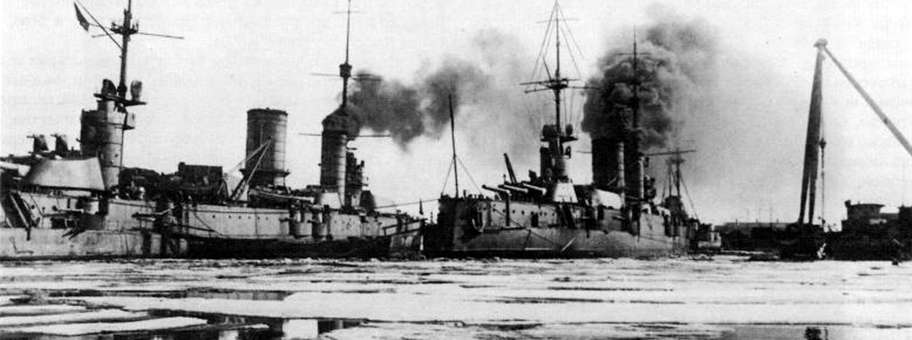 Die sowjetrussischen Schlachtschiffe «Petropawlowsk» und «Sewastopol» im Hafen von Kronstadt.