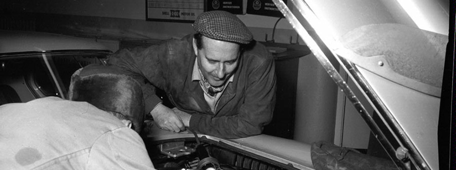 Der italienische Regisseur Roberto Rossellini an einer Tankstelle in Helsingborg, März 1955.