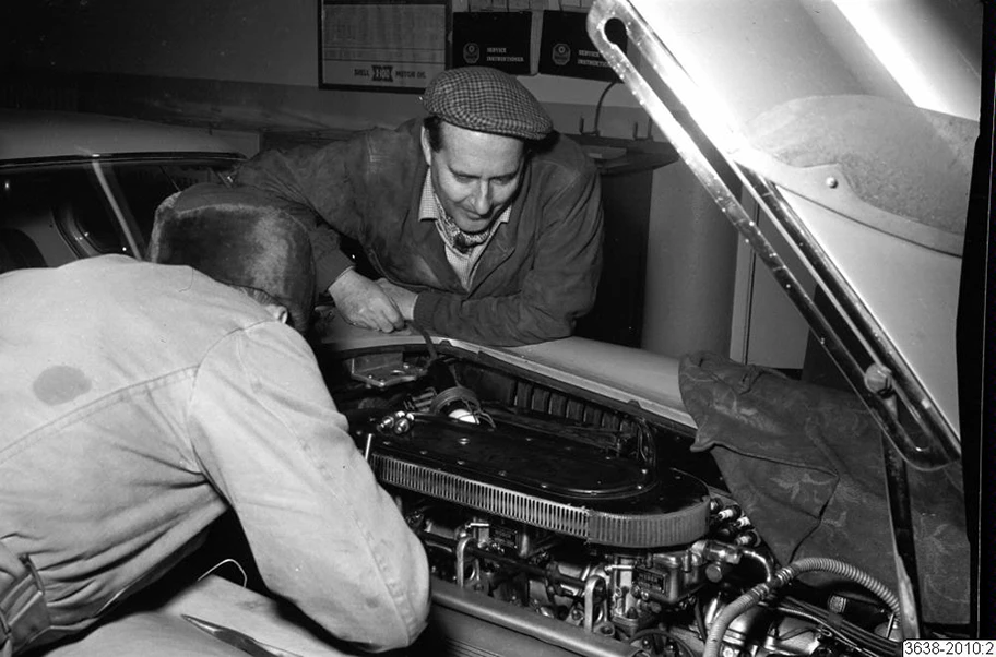 Der italienische Regisseur Roberto Rossellini an einer Tankstelle in Helsingborg, März 1955.