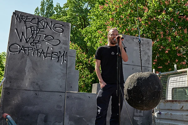 Der deutsche Journalist und Aktivist Arne Semsrott spricht über den Freiheitsfonds auf der Bühne bei der traditionellen Demonstration der hedonistischen Internationale am ersten Mai 2024 in Berlin-Grunewald.