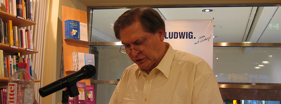 Der Schriftsteller Wolfgang Bittner bei einer Lesung.