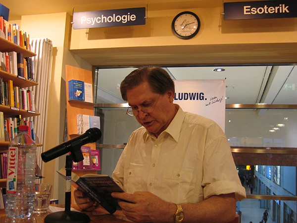 Der Schriftsteller Wolfgang Bittner bei einer Lesung.