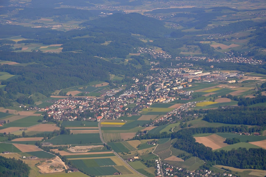 Luftaufnahme der Gemeinde Embrach im Kanton Zürich.