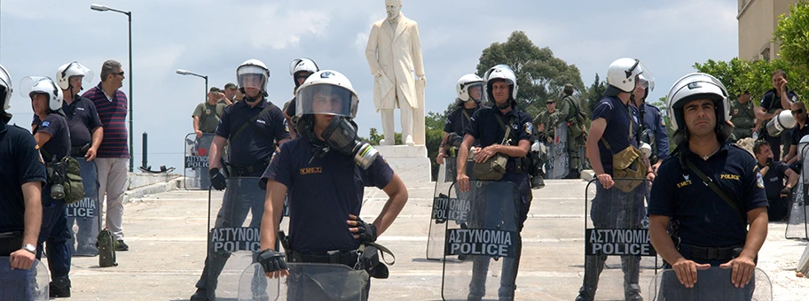 Griechische Polizeieinheit vor dem Parlamentsgebäude in Athen.