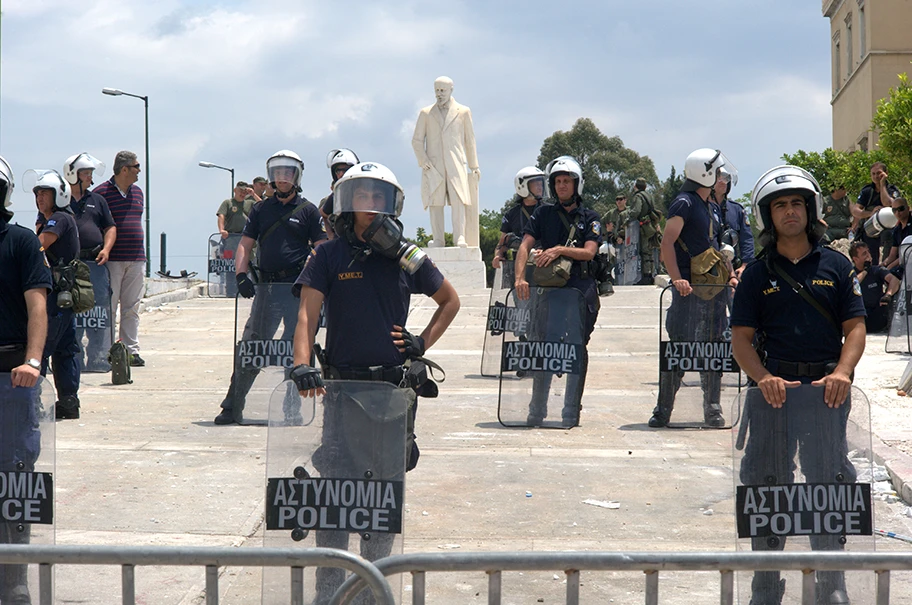 Griechische Polizeieinheit vor dem Parlamentsgebäude in Athen.