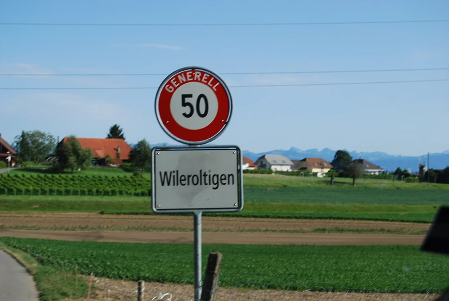 In Wileroltigen BE tobte letzter Sommer ein Sturm gegen einen Transitplatz für Sinti, Jenische und Roma. Rechtspopulist_innen und Neonazis engagierten sich dort als selbsternannte Heimatschützer_innen.