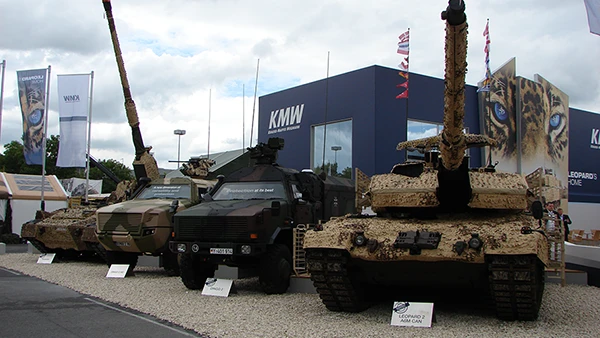 Leopard 2A6M CAN der Canadian Army (rechts) auf der Rüstungsmesse Eurosatory.