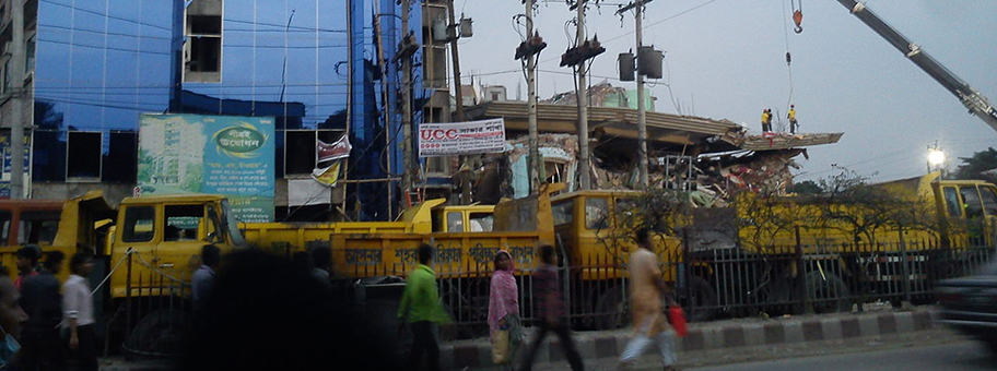 Die Textilfabrik in Rana Plaza kurz nach dem Einsturz. 1127 Menschen starben in den Trümmern.