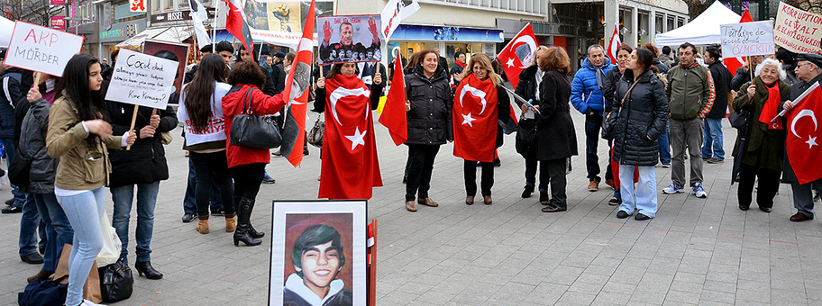 Nach dem Tod des 15-jährigen Berkin Elvan in der Türkei, protestierte die Atatürk Gesellschaft Niedersachsen am 15. März 2014 mit Transparenten und einer Mahnwache am Kröpcke in Hannover.