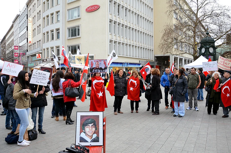 Nach dem Tod des 15-jährigen Berkin Elvan in der Türkei, protestierte die Atatürk Gesellschaft Niedersachsen am 15. März 2014 mit Transparenten und einer Mahnwache am Kröpcke in Hannover.