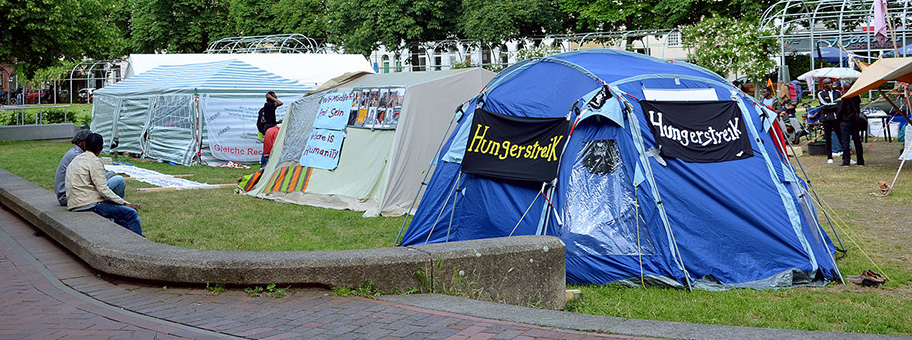 Am 24. Mai 2014 schlugen Flüchtlinge aus dem Sudan ihre Zelte auf dem Weissekreuzplatz in Hannover auf, um öffentlich sichtbar friedlich gegen ihre Abschiebung zu protestieren.