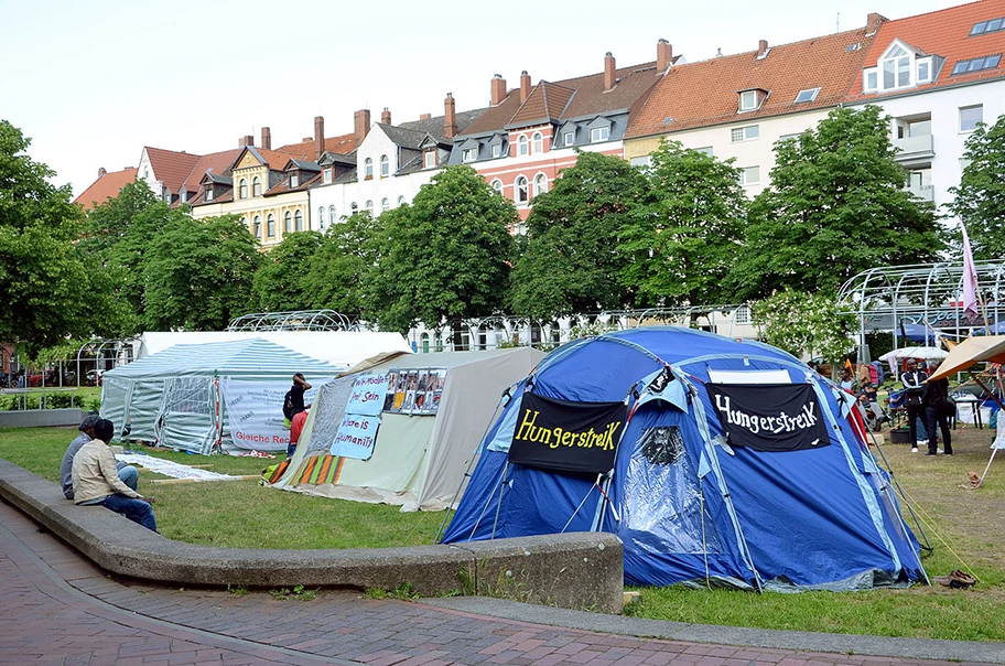 Am 24. Mai 2014 schlugen Flüchtlinge aus dem Sudan ihre Zelte auf dem Weissekreuzplatz in Hannover auf, um öffentlich sichtbar friedlich gegen ihre Abschiebung zu protestieren.