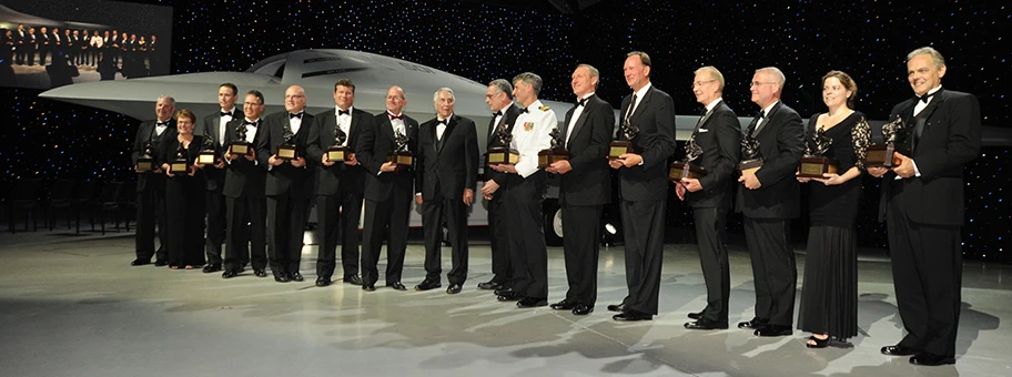 Ingenieure der US-Streitkräfte erhalten 2013 die Collier-Trophy für die Konstruktion der Northrop Grumman X-47B Drohne.