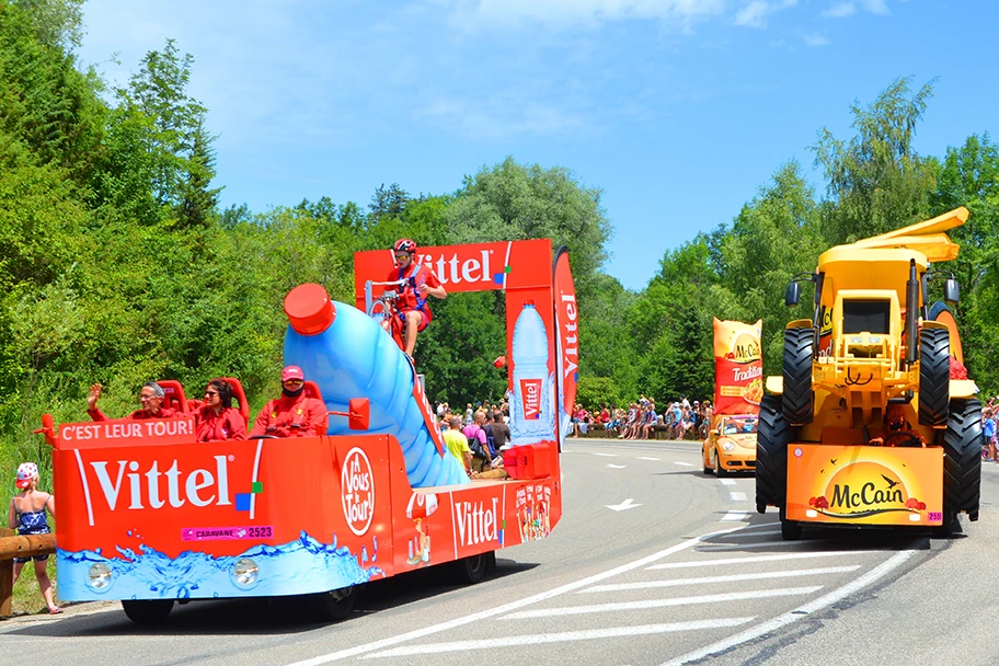 Werbefahrzeug von Vittel an der 11. Etappe der Tour de France 2014.