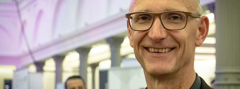 Immer mehr Unternehmer wie z.B. Timotheus Höttges, CEO der Deutschen Telekom, treten für das bedingungslose Grundeinkommen ein.