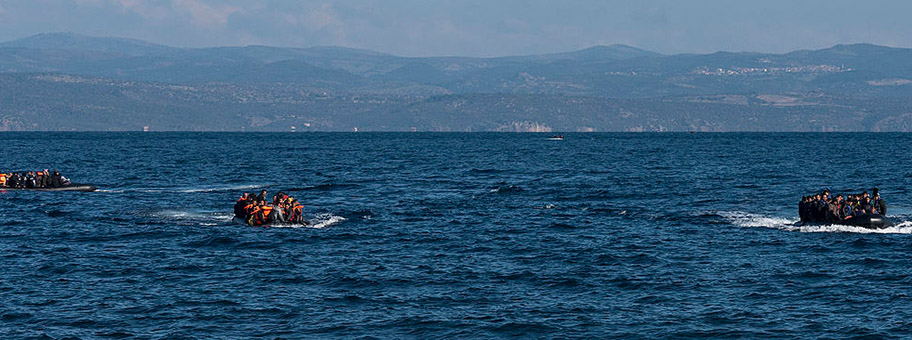 Drei Flüchtlingsboote bei der Ankunft auf der Insel Lesvos, Griechenland.