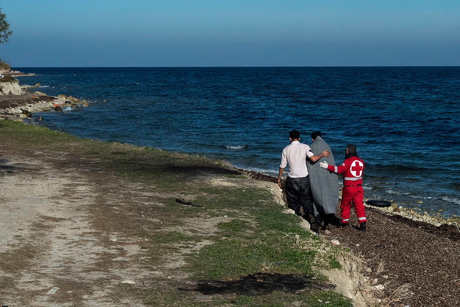 20151213_greek_red_cross_helping_an_afghan_refugee_Mytilene_Lesvos_Greece_w.webp