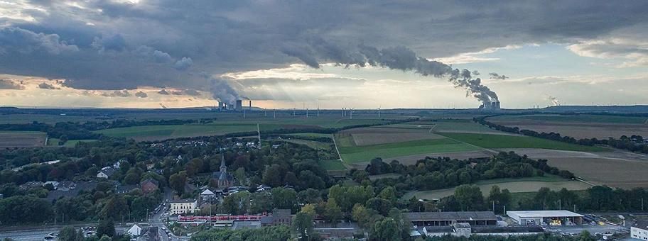 Blick auf das Kraftwerk Neurath im Süden von Grevenbroich. Mit einer Bruttoleistung von 4.400 Megawatt ist es nach Bełchatów das zweitgrösste Braunkohlekraftwerk Europas.