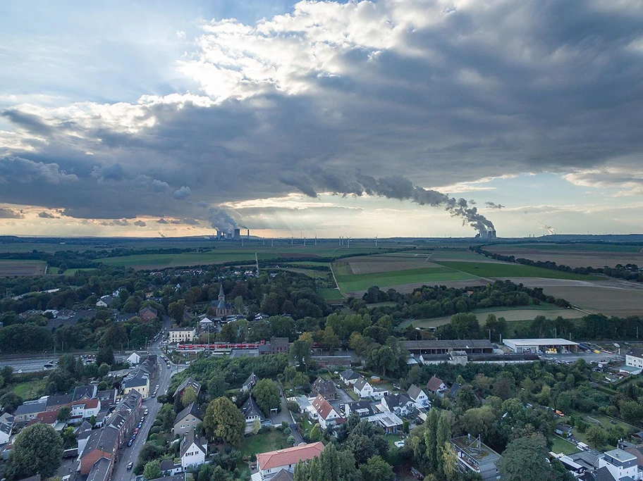 Blick auf das Kraftwerk Neurath im Süden von Grevenbroich. Mit einer Bruttoleistung von 4.400 Megawatt ist es nach Bełchatów das zweitgrösste Braunkohlekraftwerk Europas.