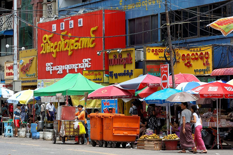 Strassenszene in Rangun, Myanmar.