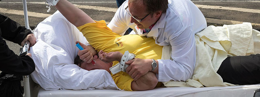 Mad Pride Parade in Köln 2017: „Bed Push” mit Darstellung einer (Zwangs)Behandlung.