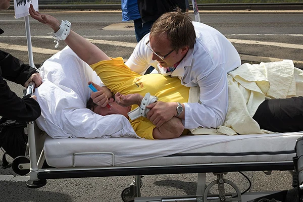 Mad Pride Parade in Köln 2017: „Bed Push” mit Darstellung einer (Zwangs-)Behandlung.