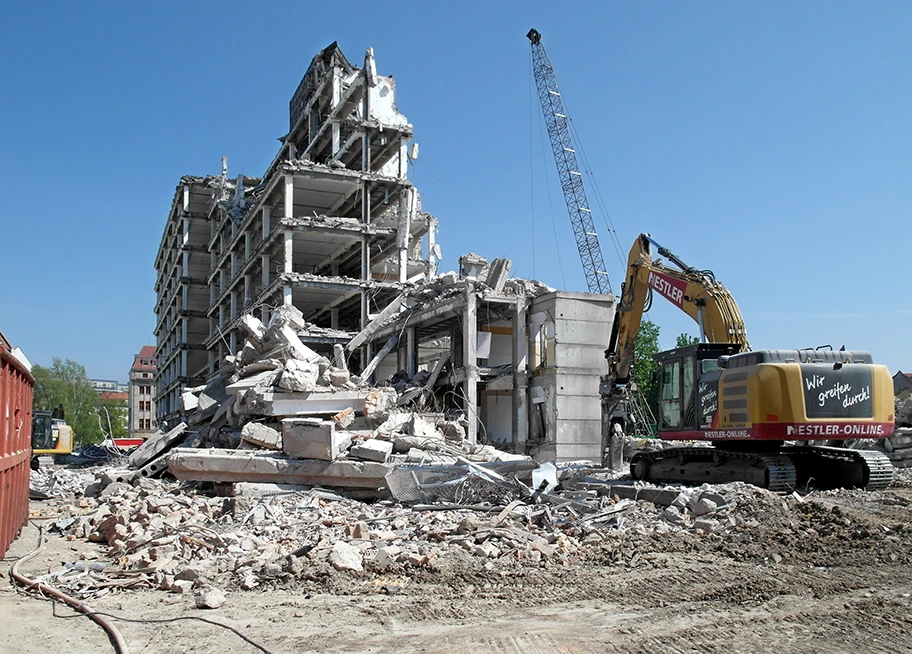 Abbruch des ABB-Hochhauses in Dresden. Das Immobilienunternehmen Deutsche Wohnen SE schafft Platz für ein neues zentrales Wohnquartier mit bis zu 535 Wohnungen und einigen Gewerbeeinheiten. 2020 soll der Bau beginnen.