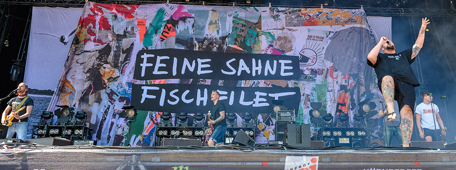 Feine Sahne Fischfilet bei einem Konzert am Rock im Park 2019.