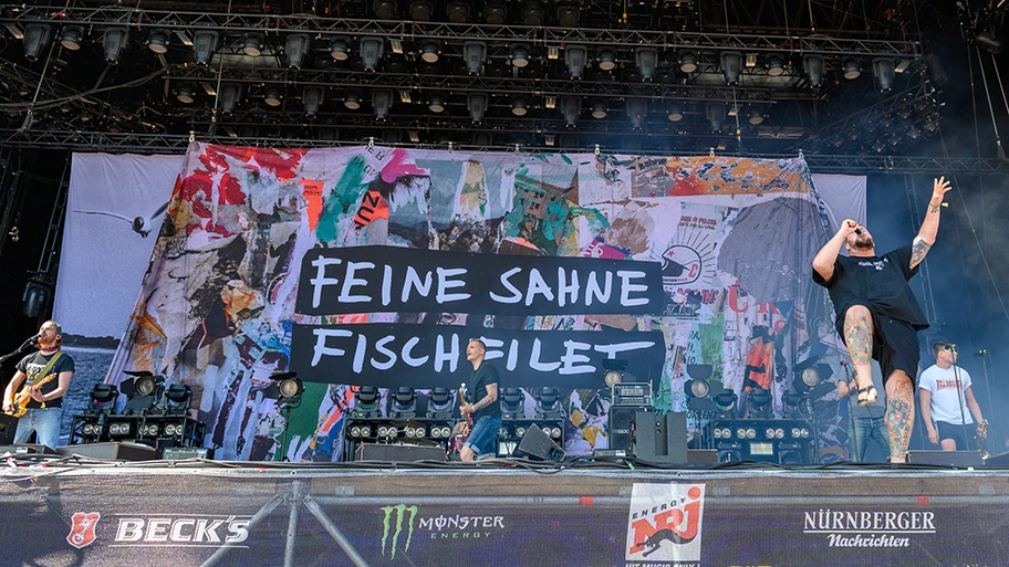 Feine Sahne Fischfilet bei einem Konzert am Rock im Park 2019.