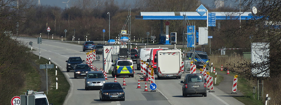 Polizeikontrollstelle in Grossenbrode während der COVID-19 Pandemie, März 2020.