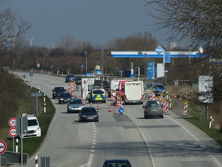 Polizeikontrollstelle in Grossenbrode während der COVID-19 Pandemie, März 2020.