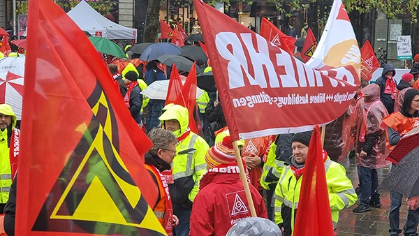 Versammlung zu den Kundgebungen zum Warnstreik der IG Metall und Elektro am Vormittag des 16. November 2022 auf dem Opernplatz in Hannover.