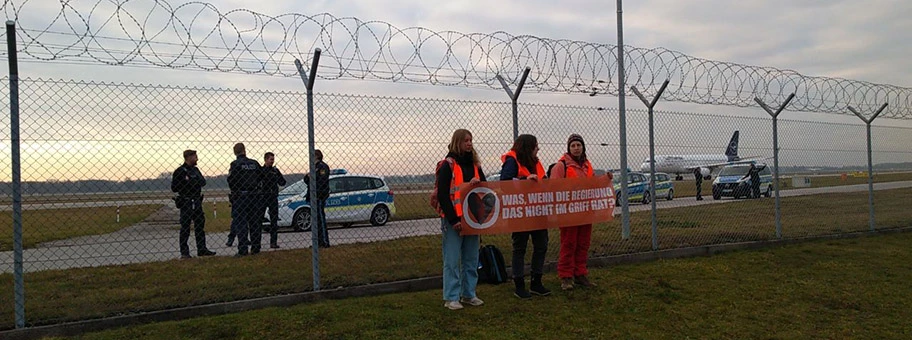 Blockade von Aktivist:innen der Letzten Generation beim Flughafen München am 8. Dezember 2022.