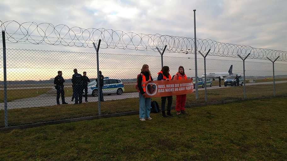 Blockade von Aktivist:innen der Letzten Generation beim Flughafen München am 8. Dezember 2022.