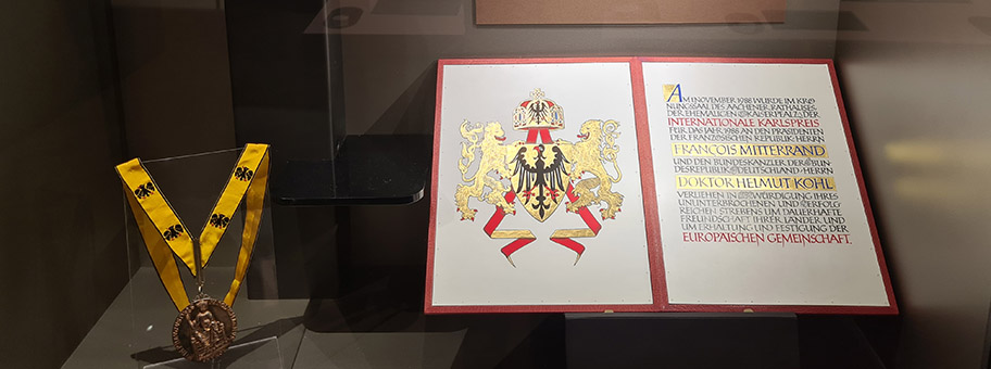Medaille und Urkunde zum Karlspreis im neuen Aachener Stadtmuseum „Centre Charlemagne”.