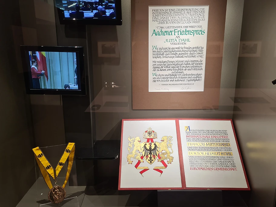 Medaille und Urkunde zum Karlspreis im neuen Aachener Stadtmuseum „Centre Charlemagne”.