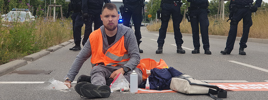 Unterstützer:innen der Letzten Generaton protestieren gegen ungerechte Klimapoltik der Bundesregierung vor der Porsche Auktionärsversammlung.