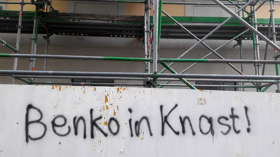 Parole gegen den Gründer der Signa Holding, René Benko, an einer Baustelle in der Theatinerstrasse München, April 2023.