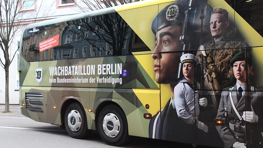 Reisebus des Wachbataillons der Bundeswehr in Offenburg, Januar 2024.