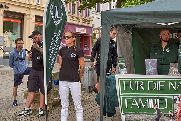 Kundgebung der neofaschistischen Partei "Der III. Weg" am 31.08.2024 auf dem Roßmarkt in Zeitz gegen den zeitgleich stattfindenden Christopher Street Day. Wesentliche Forderungen der Demonstranten waren laut ihren Transparenten und Flugblättern: "Homo-Propaganda stoppen!", "Familien schützen", "Gesunde Familien erhalten!", "Für die natürliche Familie!".